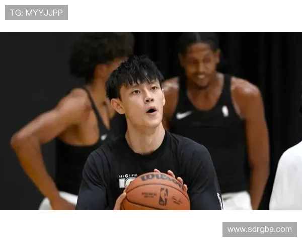 曾凡博全力备战NBA中国赛 篮球公园热血集结只为圆梦赛场 曾凡博全力备战NBA中国赛 篮球公园热血集结只为圆梦赛场