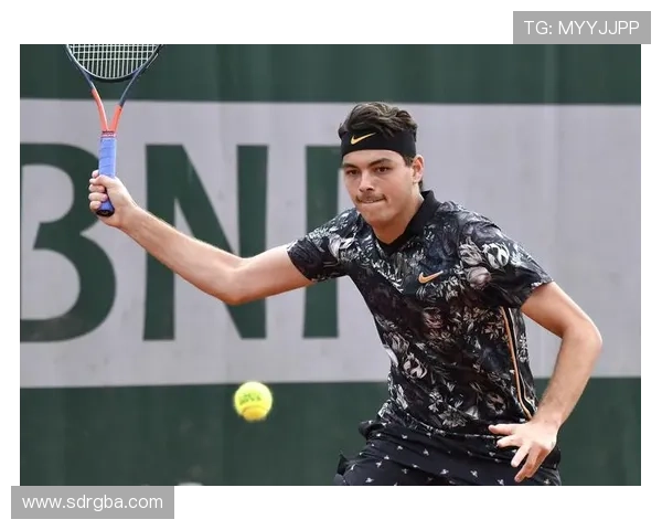 辛纳弗里茨成功晋级网球赛首轮 轻松取胜展现强劲实力