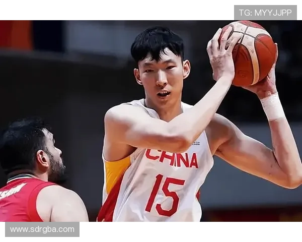 周琦因伤缺席亚洲杯赛场与队友并肩作战全力以赴进行康复训练