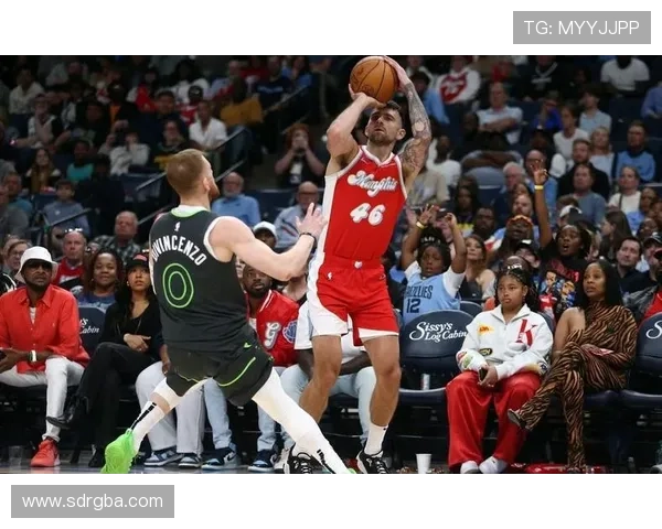 迪文岑佐表现出色9投5中三分球命中率高达57贡献15分3篮板8助攻助球队取胜 迪文岑佐表现出色9投5中三分球命中率高达57贡献15分3篮板8助攻助球队取胜