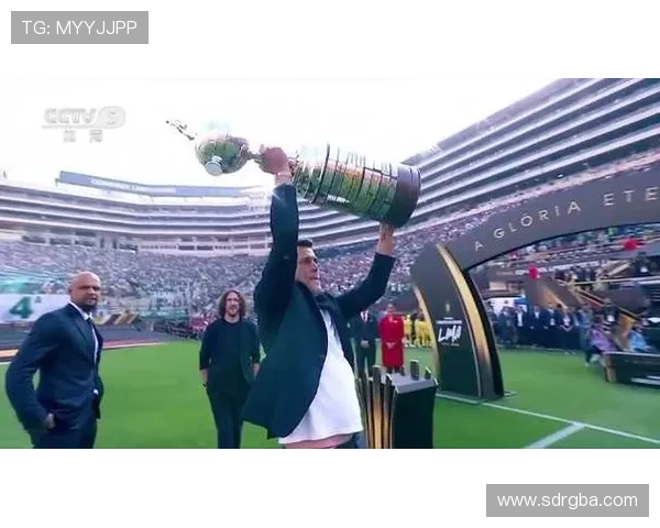 弗拉门戈夺解放者杯现场获颁2400万美元支票庆祝胜利